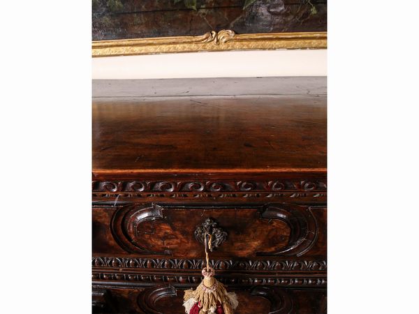 Cassettone in noce e radica di noce scolpito a bambocci  - Asta Arredi e Dipinti dal Castello di Gamberaia a Firenze - Associazione Nazionale - Case d'Asta italiane