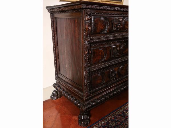 Cassettone in noce e radica di noce scolpito a bambocci  - Asta Arredi e Dipinti dal Castello di Gamberaia a Firenze - Associazione Nazionale - Case d'Asta italiane