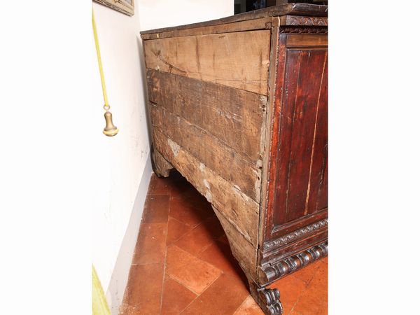 Cassettone in noce e radica di noce scolpito a bambocci  - Asta Arredi e Dipinti dal Castello di Gamberaia a Firenze - Associazione Nazionale - Case d'Asta italiane