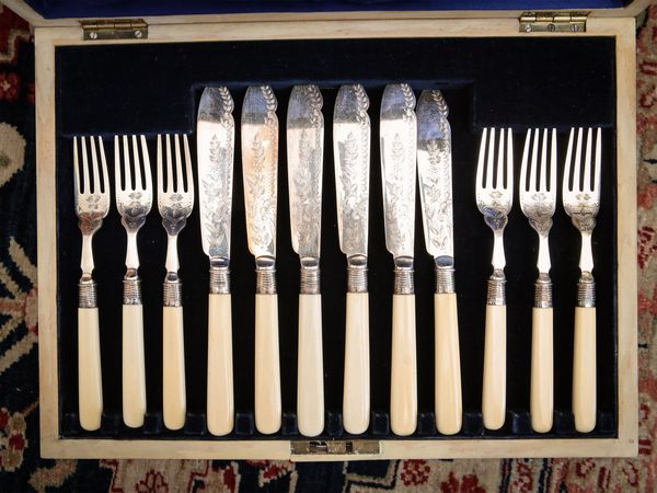 Servizio di posate da pesce in metallo argentato  - Asta Arredi e Dipinti dal Castello di Gamberaia a Firenze - Associazione Nazionale - Case d'Asta italiane