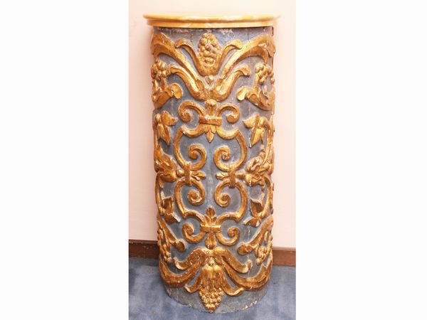 Colonna in legno intagliato, laccato e lumeggiato in oro  - Asta Arredi e Dipinti dal Castello di Gamberaia a Firenze - Associazione Nazionale - Case d'Asta italiane
