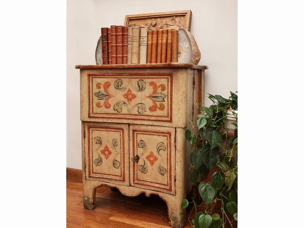 Comodino in legno laccato color crema  - Asta Arredi e Dipinti dal Castello di Gamberaia a Firenze - Associazione Nazionale - Case d'Asta italiane