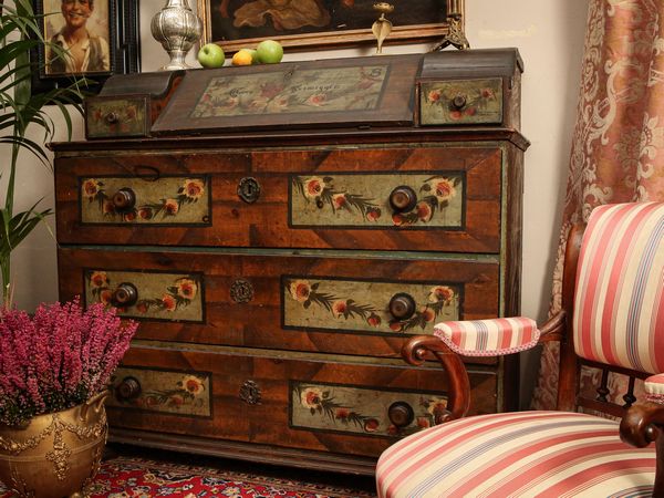 Cassettone tirolese a ribalta in legno tenero laccato  - Asta Arredi e Dipinti dal Castello di Gamberaia a Firenze - Associazione Nazionale - Case d'Asta italiane