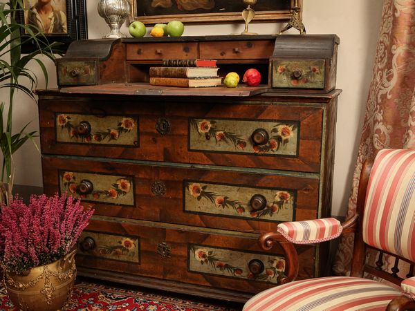 Cassettone tirolese a ribalta in legno tenero laccato  - Asta Arredi e Dipinti dal Castello di Gamberaia a Firenze - Associazione Nazionale - Case d'Asta italiane