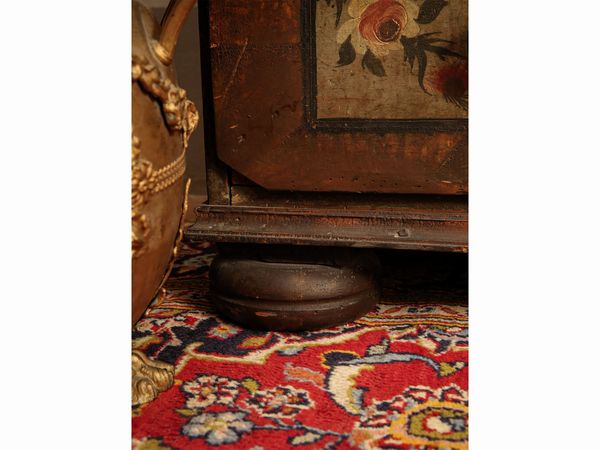 Cassettone tirolese a ribalta in legno tenero laccato  - Asta Arredi e Dipinti dal Castello di Gamberaia a Firenze - Associazione Nazionale - Case d'Asta italiane