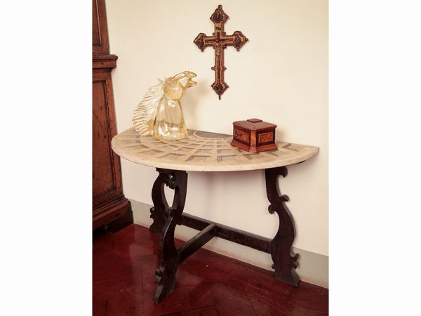 Coppia di console a mezzaluna  - Asta Arredi e Dipinti dal Castello di Gamberaia a Firenze - Associazione Nazionale - Case d'Asta italiane