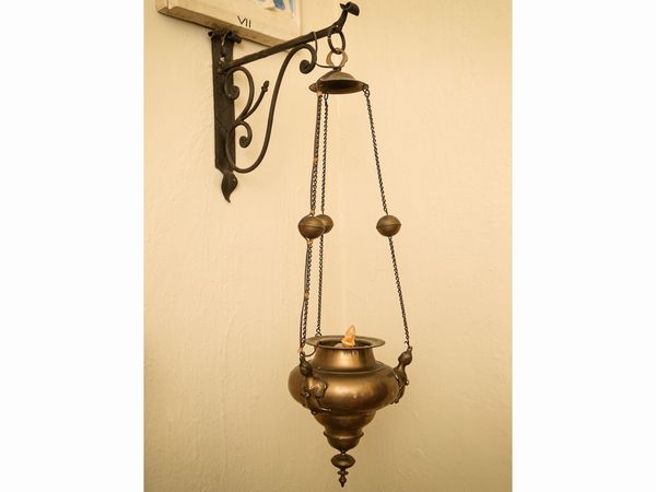 Coppia di lanterne votive in ottone  - Asta Arredi e Dipinti dal Castello di Gamberaia a Firenze - Associazione Nazionale - Case d'Asta italiane