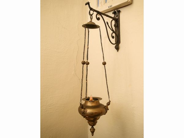 Coppia di lanterne votive in ottone  - Asta Arredi e Dipinti dal Castello di Gamberaia a Firenze - Associazione Nazionale - Case d'Asta italiane