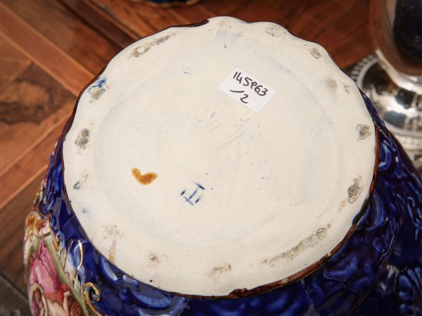 Coppia di portavasi in terraglia  - Asta Arredi e Dipinti dal Castello di Gamberaia a Firenze - Associazione Nazionale - Case d'Asta italiane