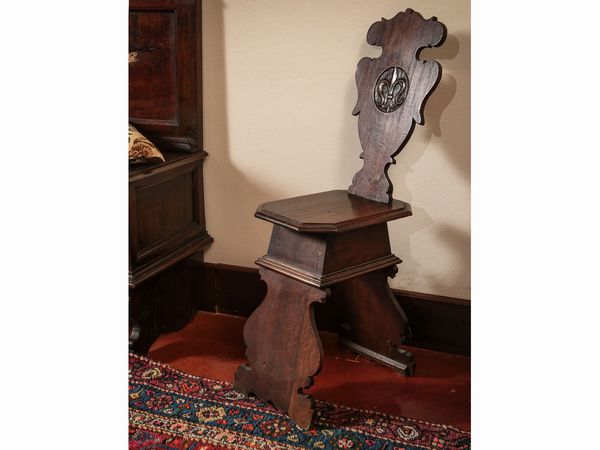 Coppia di sgabelli in noce  - Asta Arredi e Dipinti dal Castello di Gamberaia a Firenze - Associazione Nazionale - Case d'Asta italiane