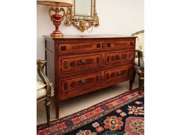 Coppia di cassettoni impiallacciati in ciliegio, noce ed altre essenze  - Asta Arredi e Dipinti dal Castello di Gamberaia a Firenze - Associazione Nazionale - Case d'Asta italiane