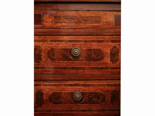 Coppia di cassettoni impiallacciati in ciliegio, noce ed altre essenze  - Asta Arredi e Dipinti dal Castello di Gamberaia a Firenze - Associazione Nazionale - Case d'Asta italiane