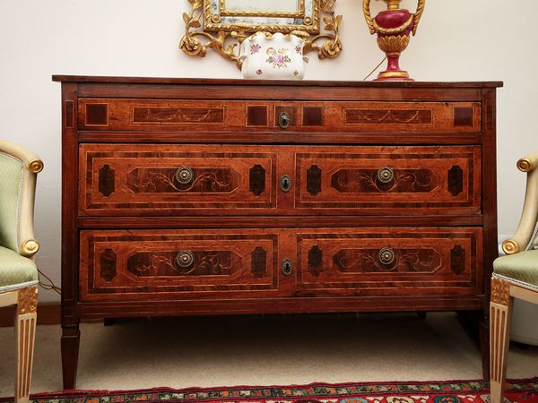 Coppia di cassettoni impiallacciati in ciliegio, noce ed altre essenze  - Asta Arredi e Dipinti dal Castello di Gamberaia a Firenze - Associazione Nazionale - Case d'Asta italiane