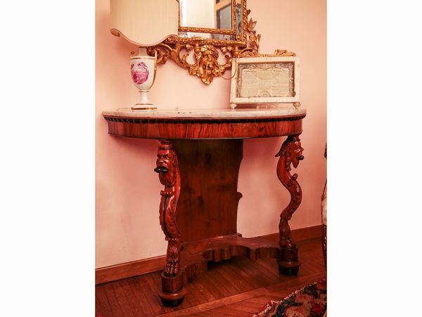 Coppia di piccole console a mezzaluna in noce e piuma di noce  - Asta Arredi e Dipinti dal Castello di Gamberaia a Firenze - Associazione Nazionale - Case d'Asta italiane