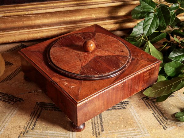 Scatola impiallacciata ed intarsiata in noce  - Asta Arredi e Dipinti dal Castello di Gamberaia a Firenze - Associazione Nazionale - Case d'Asta italiane