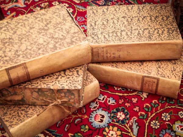 Serie di cinque contenitori d'epoca da archivio  - Asta Arredi e Dipinti dal Castello di Gamberaia a Firenze - Associazione Nazionale - Case d'Asta italiane