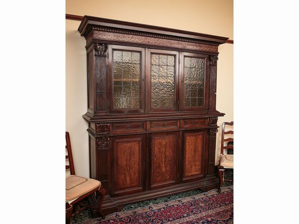 Stipo a due corpi in noce ed altre essenze  - Asta Arredi e Dipinti dal Castello di Gamberaia a Firenze - Associazione Nazionale - Case d'Asta italiane