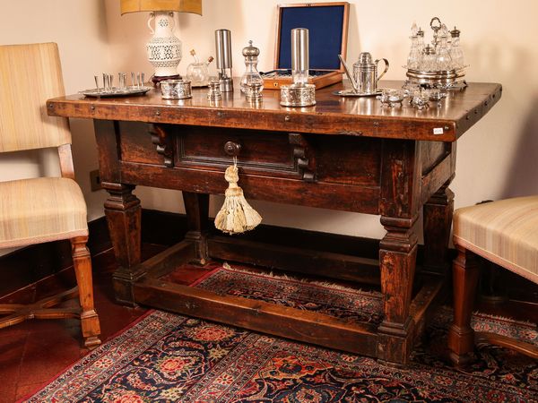 Tavolo basso in noce ed altre essenze  - Asta Arredi e Dipinti dal Castello di Gamberaia a Firenze - Associazione Nazionale - Case d'Asta italiane