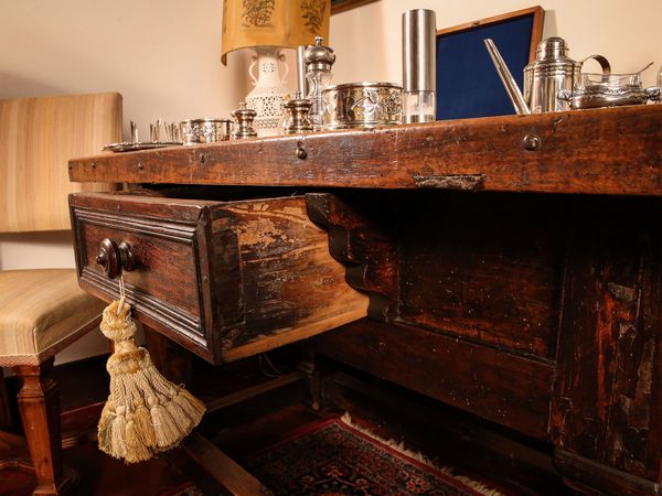 Tavolo basso in noce ed altre essenze  - Asta Arredi e Dipinti dal Castello di Gamberaia a Firenze - Associazione Nazionale - Case d'Asta italiane