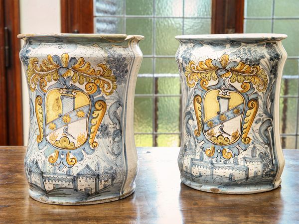 Coppia di grandi albarelli in maiolica  - Asta Arredi e Dipinti dal Castello di Gamberaia a Firenze - Associazione Nazionale - Case d'Asta italiane