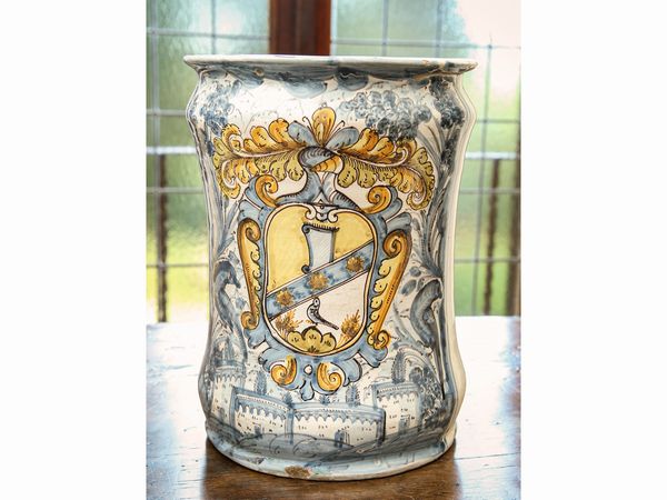 Coppia di grandi albarelli in maiolica  - Asta Arredi e Dipinti dal Castello di Gamberaia a Firenze - Associazione Nazionale - Case d'Asta italiane