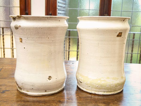 Coppia di grandi albarelli in maiolica  - Asta Arredi e Dipinti dal Castello di Gamberaia a Firenze - Associazione Nazionale - Case d'Asta italiane