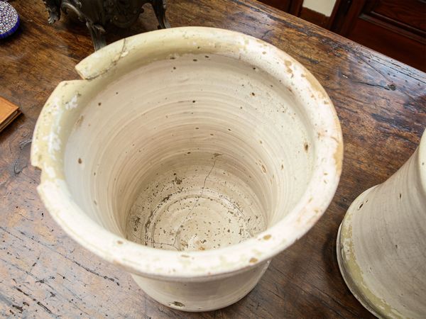 Coppia di grandi albarelli in maiolica  - Asta Arredi e Dipinti dal Castello di Gamberaia a Firenze - Associazione Nazionale - Case d'Asta italiane