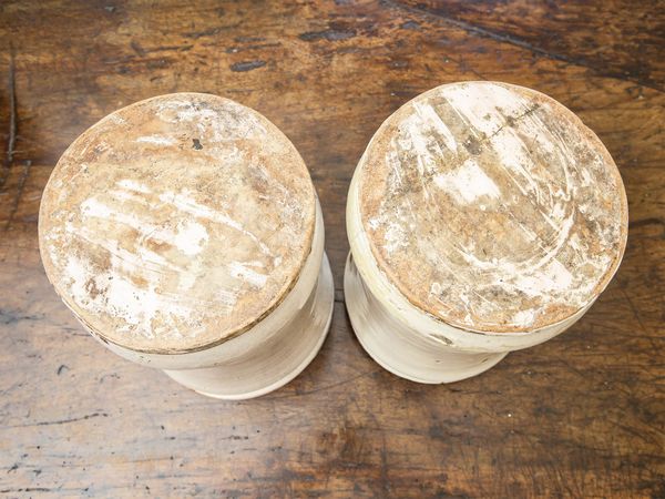 Coppia di grandi albarelli in maiolica  - Asta Arredi e Dipinti dal Castello di Gamberaia a Firenze - Associazione Nazionale - Case d'Asta italiane