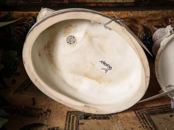 Due piccoli gruppi in porcellana  - Asta Arredi e Dipinti dal Castello di Gamberaia a Firenze - Associazione Nazionale - Case d'Asta italiane