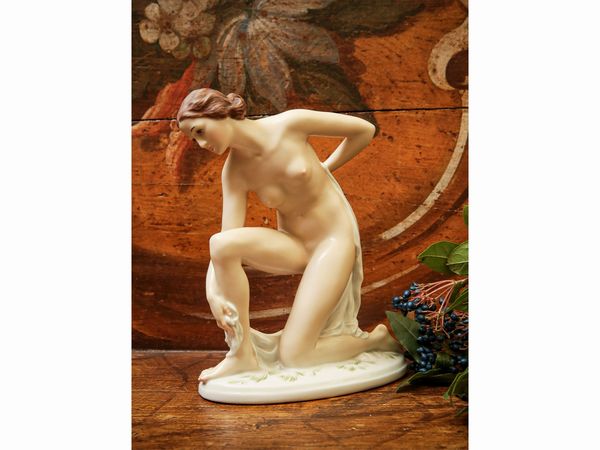 Figura femminile in porcellana, Lisek Fenek per Rosenthal  - Asta Arredi e Dipinti dal Castello di Gamberaia a Firenze - Associazione Nazionale - Case d'Asta italiane