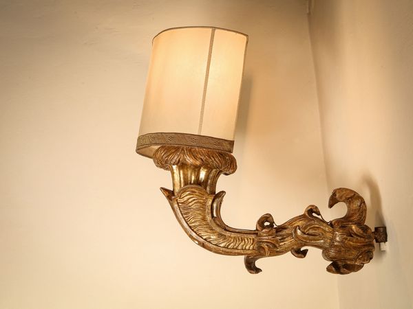 Coppia di grandi bracci a muro in legno intagliato e dorato  - Asta Arredi e Dipinti dal Castello di Gamberaia a Firenze - Associazione Nazionale - Case d'Asta italiane