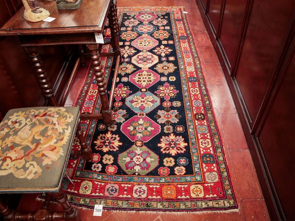 Tappeto galleria caucasico di vecchia manifattura  - Asta Arredi e Dipinti dal Castello di Gamberaia a Firenze - Associazione Nazionale - Case d'Asta italiane