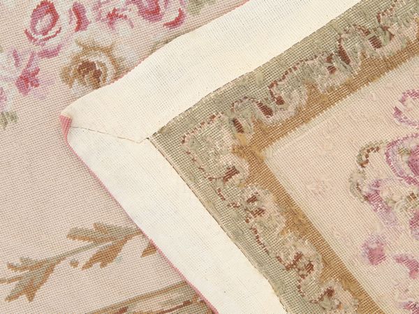 Tappeto realizzato a piccolo punto in stile Aubusson  - Asta Arredi e Dipinti dal Castello di Gamberaia a Firenze - Associazione Nazionale - Case d'Asta italiane