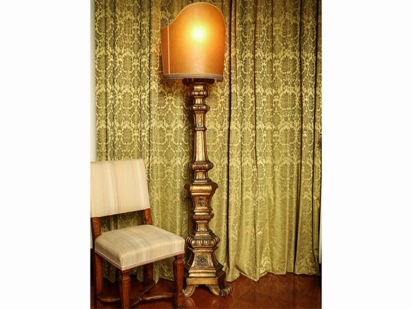 Coppia di grandi torciere da terra in legno intagliato e dorato  - Asta Arredi e Dipinti dal Castello di Gamberaia a Firenze - Associazione Nazionale - Case d'Asta italiane