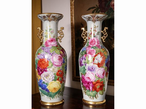 Coppia di grandi vasi a balaustro in porcellana  - Asta Arredi e Dipinti dal Castello di Gamberaia a Firenze - Associazione Nazionale - Case d'Asta italiane