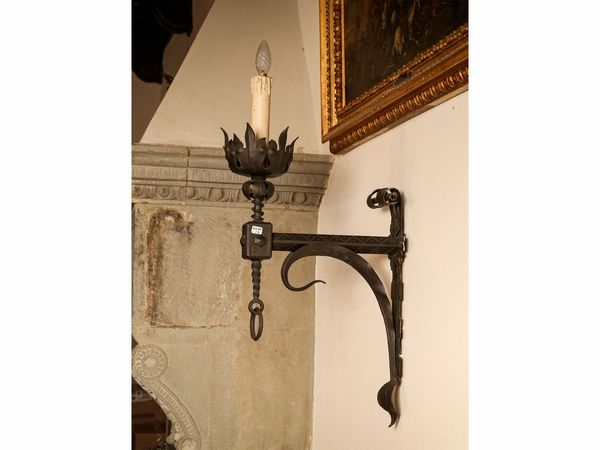 Serie di tre grandi bracci applique in ferro battuto  - Asta Arredi e Dipinti dal Castello di Gamberaia a Firenze - Associazione Nazionale - Case d'Asta italiane