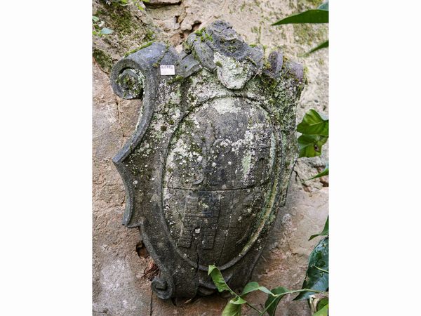 Antico stemma gentilizio in pietra serena  - Asta Arredi e Dipinti dal Castello di Gamberaia a Firenze - Associazione Nazionale - Case d'Asta italiane