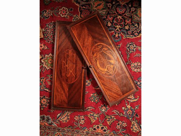 Coppia di sportelli impiallacciati in mogano  - Asta Arredi e Dipinti dal Castello di Gamberaia a Firenze - Associazione Nazionale - Case d'Asta italiane