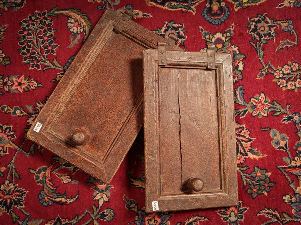 Coppia di antichi sportellini in noce  - Asta Arredi e Dipinti dal Castello di Gamberaia a Firenze - Associazione Nazionale - Case d'Asta italiane