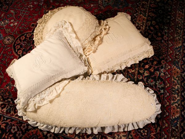 Quattro cuscini in pizzo e uncinetto  - Asta Arredi e Dipinti dal Castello di Gamberaia a Firenze - Associazione Nazionale - Case d'Asta italiane