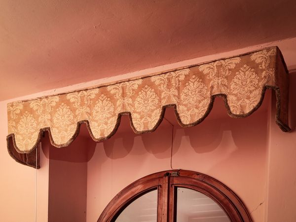 Serie di quattro mantovane in tessuto damascato color beige  - Asta Arredi e Dipinti dal Castello di Gamberaia a Firenze - Associazione Nazionale - Case d'Asta italiane