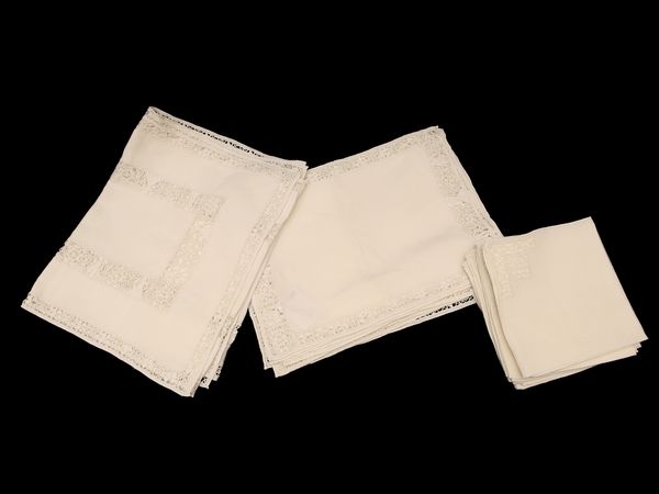 Set di dodici tovagliette all'americana  - Asta Arredi e Dipinti dal Castello di Gamberaia a Firenze - Associazione Nazionale - Case d'Asta italiane