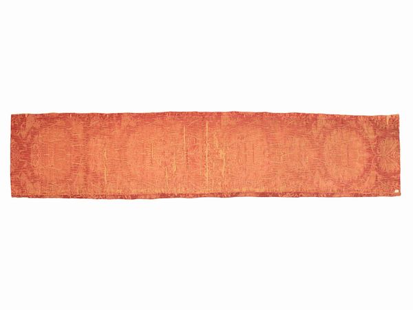 Striscia in damasco di seta color cremisi  - Asta Arredi e Dipinti dal Castello di Gamberaia a Firenze - Associazione Nazionale - Case d'Asta italiane