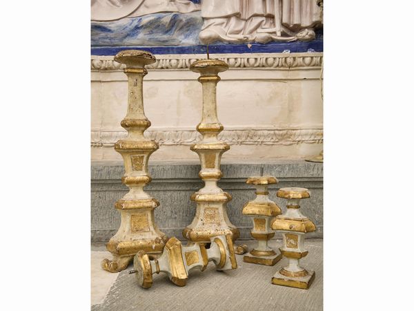 Coppia di torcere in legno laccato bianco e lumeggiato in oro  - Asta Arredi e Dipinti dal Castello di Gamberaia a Firenze - Associazione Nazionale - Case d'Asta italiane