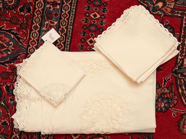 Tovaglia in lino bianco  - Asta Arredi e Dipinti dal Castello di Gamberaia a Firenze - Associazione Nazionale - Case d'Asta italiane