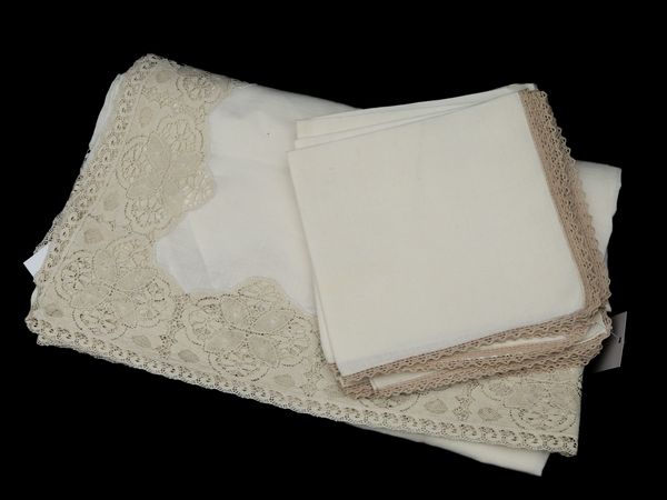 Tovaglia in lino di Fiandra  - Asta Arredi e Dipinti dal Castello di Gamberaia a Firenze - Associazione Nazionale - Case d'Asta italiane