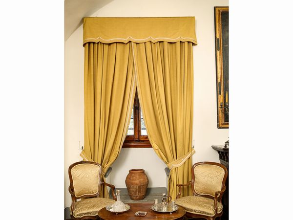 Tre coppie di tendoni in filaticcio giallo oro  - Asta Arredi e Dipinti dal Castello di Gamberaia a Firenze - Associazione Nazionale - Case d'Asta italiane