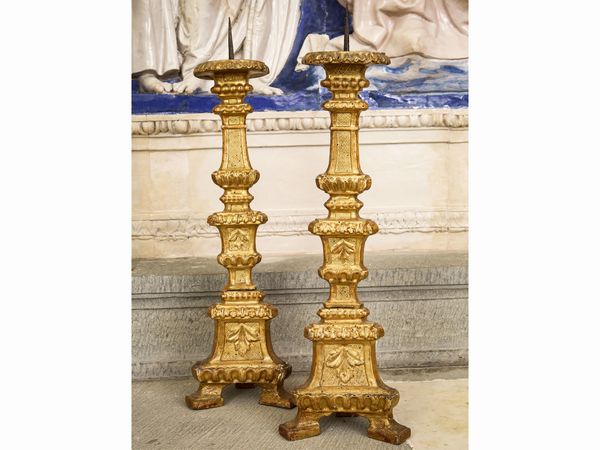 Coppia di torciere in legno intagliato e dorato  - Asta Arredi e Dipinti dal Castello di Gamberaia a Firenze - Associazione Nazionale - Case d'Asta italiane