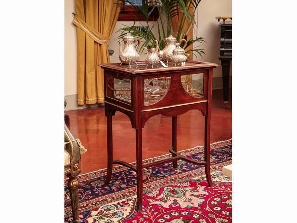 Tavolino-teca servo muto meccanico in satinwood  - Asta Arredi e Dipinti dal Castello di Gamberaia a Firenze - Associazione Nazionale - Case d'Asta italiane