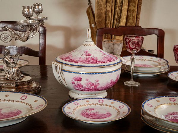 Servizio di piatti Paesaggi Magenta in porcellana Richard Ginori  - Asta Arredi e Dipinti dal Castello di Gamberaia a Firenze - Associazione Nazionale - Case d'Asta italiane